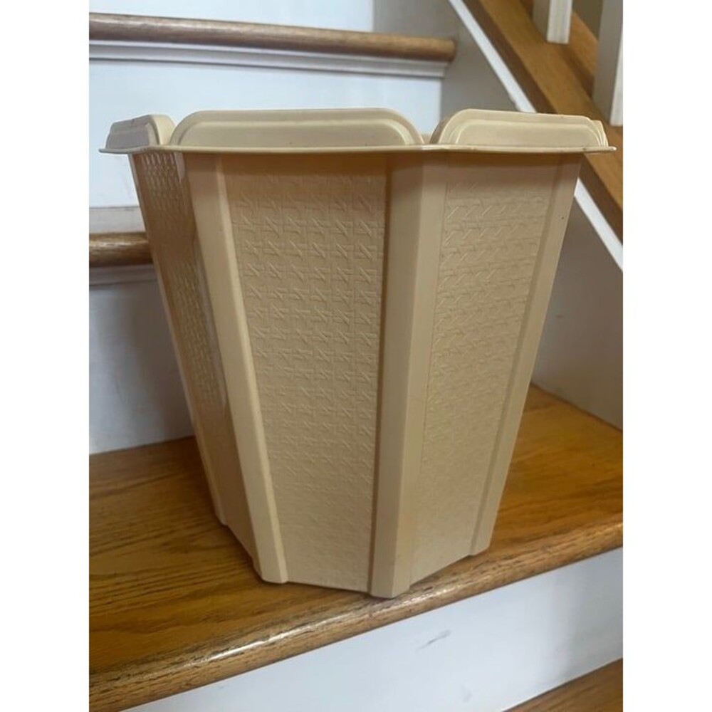 ✨ Vintage Rubbermaid Octagon Waste Basket In Beige ✨